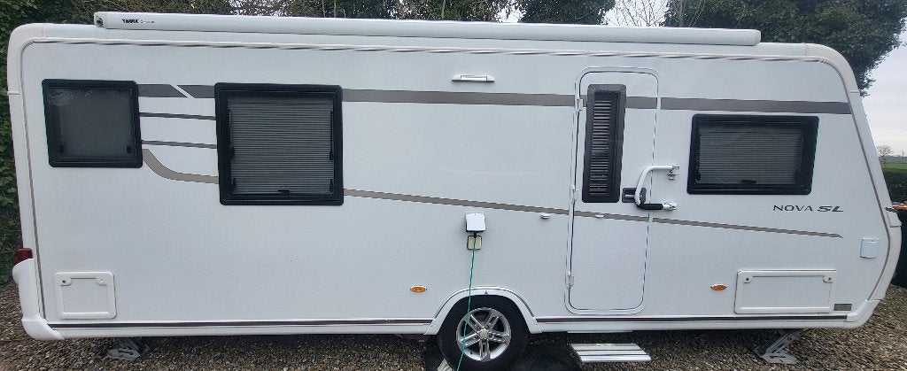 Eriba 590 Nova sl, 2018, Rondzit, 7 tot 8 meter, Particulier, Kachel