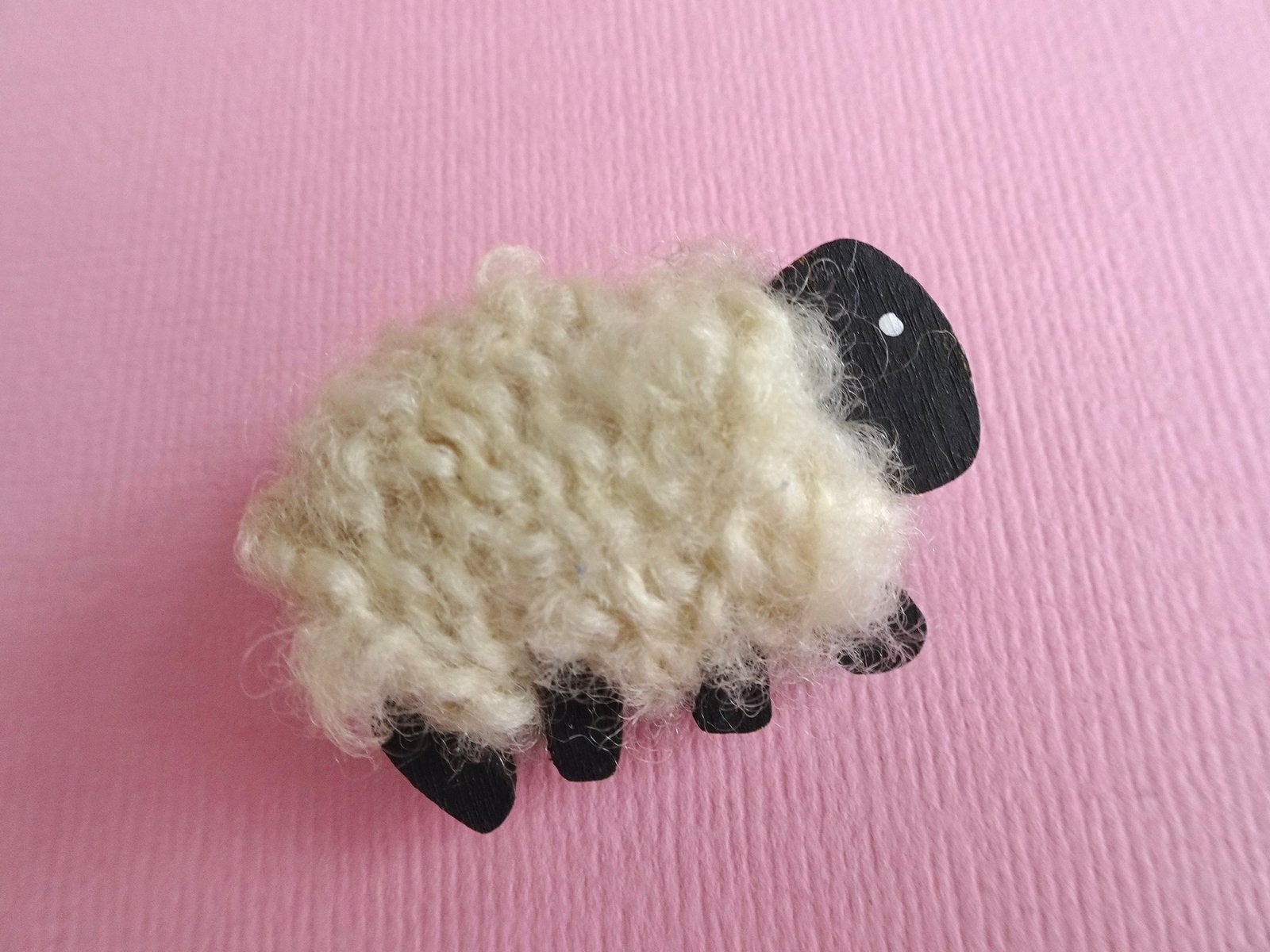 jwg Vintage 60s 70s design schaap schaapje broche wol hout, Verzenden, Overige materialen, Broche