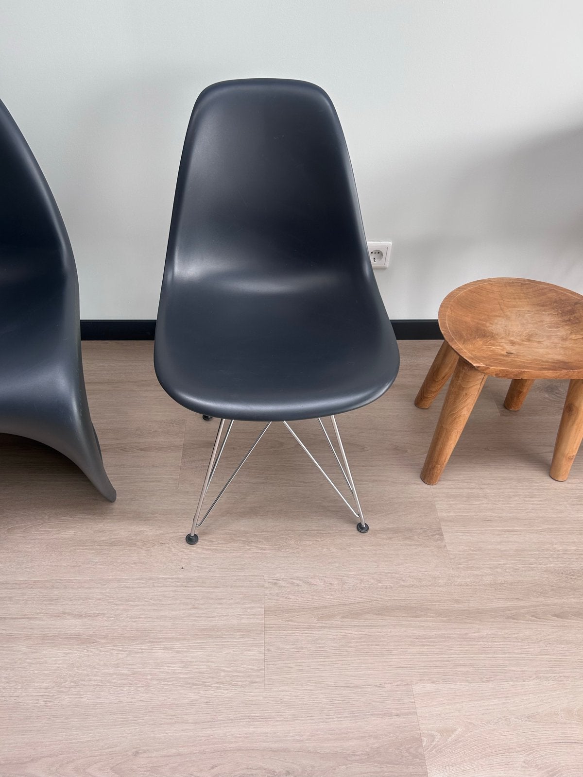 Vitra Eames DSR Stoel - Zwart met Verchroomd Onderstel, Ophalen, Kunststof, Zwart, Zo goed als nieuw