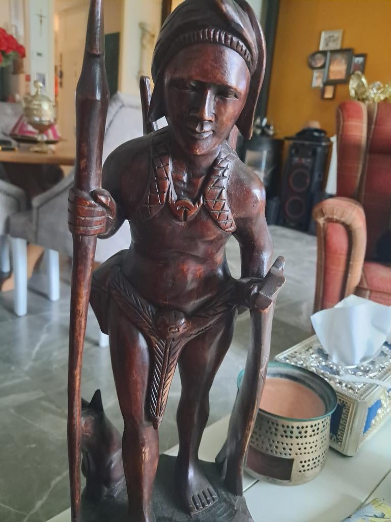 Houten beeld van jager met speer en hond, Antiek en Kunst, Kunst | Beelden en Houtsnijwerken, Ophalen of Verzenden, Handgemaakt