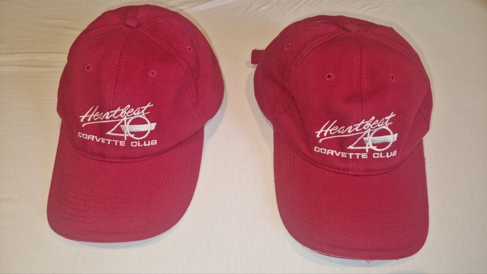 2x Rode 'Heartbeat Corvette Club' Petten, Corvette Club, One size fits all, Ophalen of Verzenden, Pet