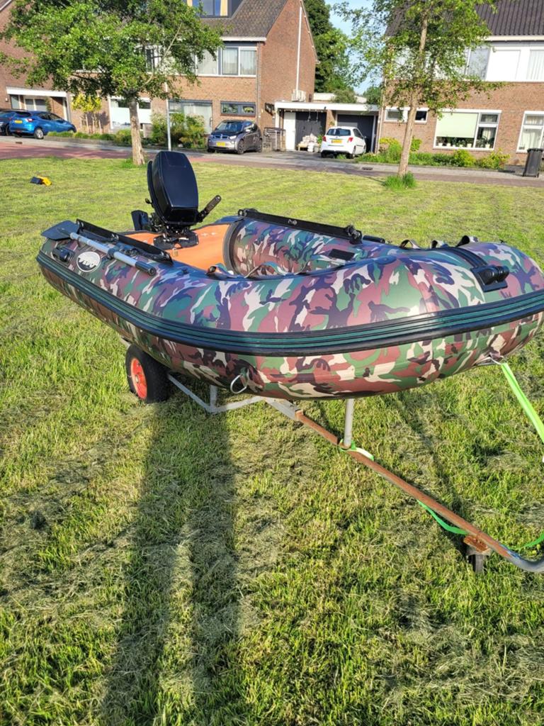 Rubberboot met 6pk Suzuki 2-takt en loop/fiets trailer, Ophalen, Buitenboordmotor