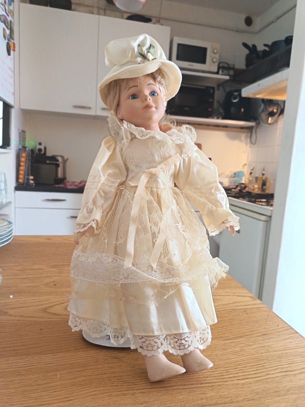 Vintage porseleinen pop met hoedje en kanten jurk, Ophalen of Verzenden, Gebruikt, Pop