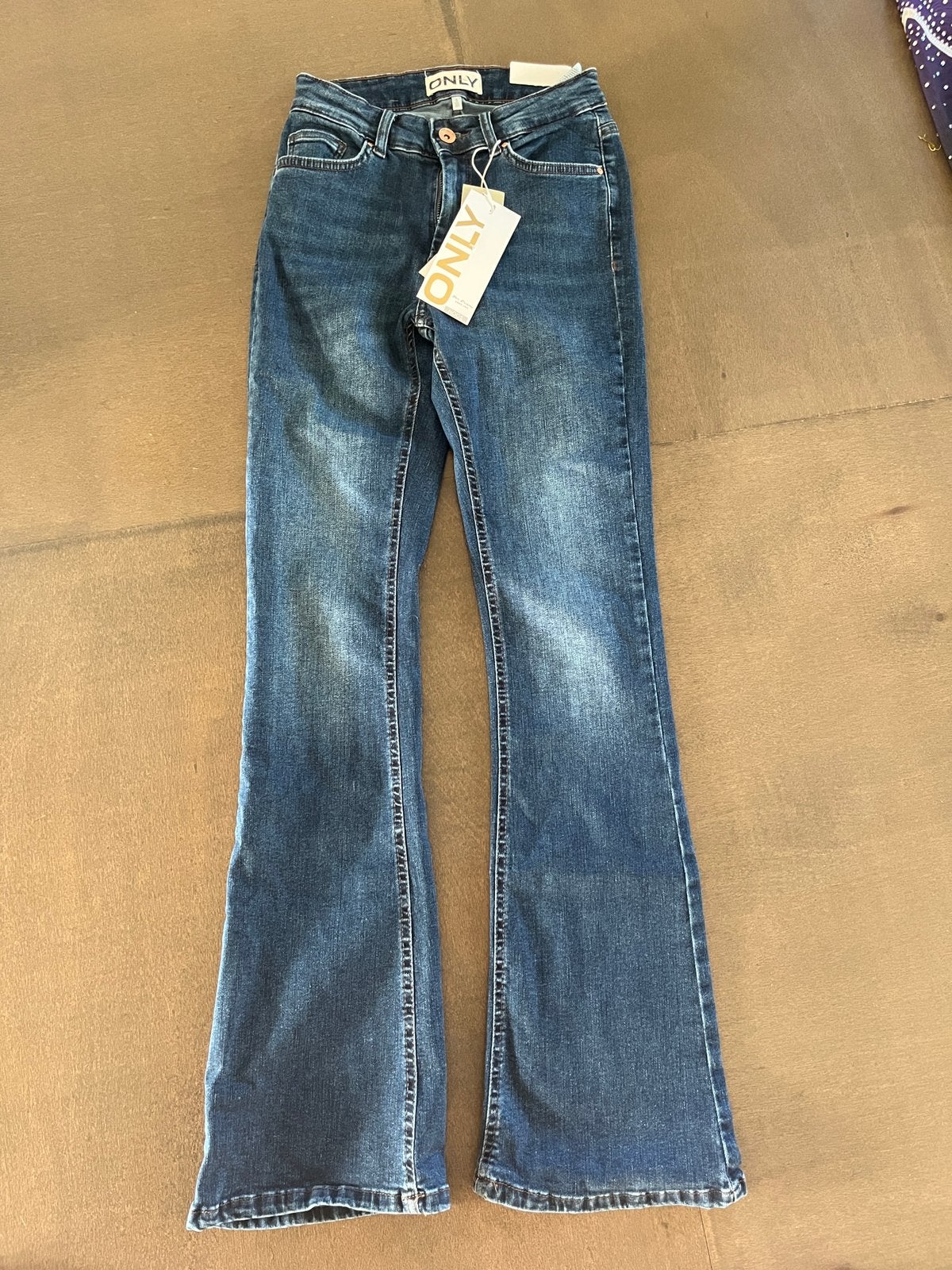 Spijkerbroek flared only met kaartje maat 30, Ophalen of Verzenden, Nieuw, Blauw, W30 - W32 (confectie 38/40)