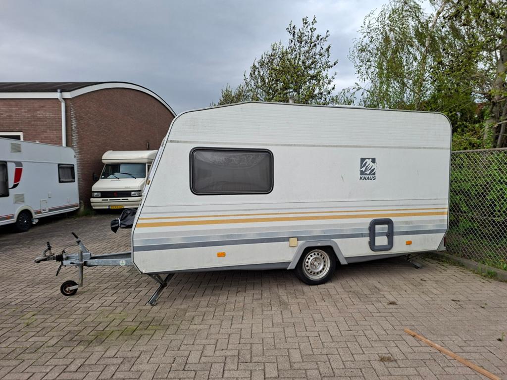 Knaus caravan met nieuwe voortent en airconditioning, Caravans en Kamperen, Caravans, Particulier, 500 - 750 kg, Knaus, Dwarsbed