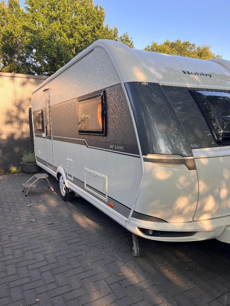 Hobby 540 UL Luxe 2021, Caravans en Kamperen, Caravans, Rondzit, Hobby, 2 aparte bedden, Schokbreker
