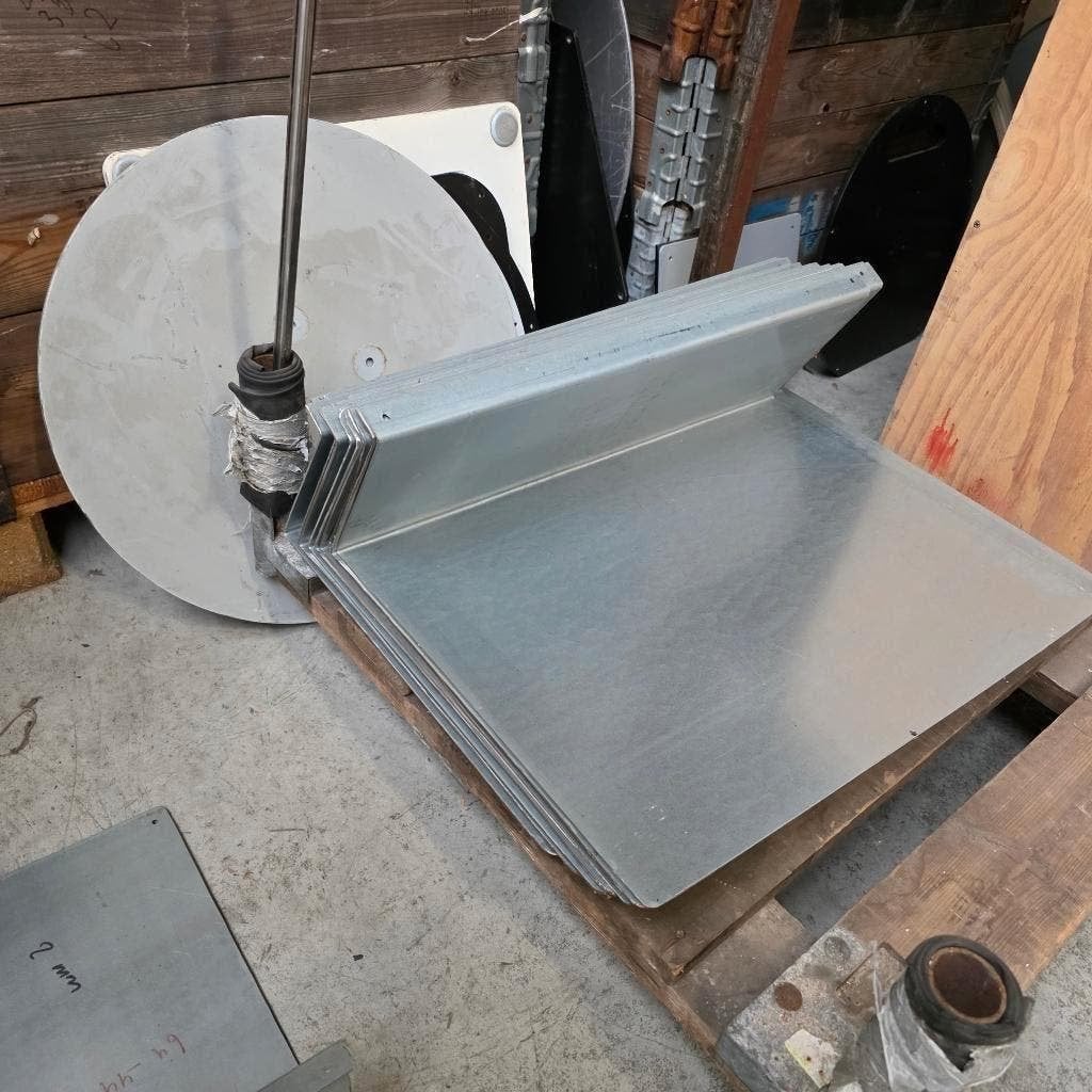 28 x ZWARE METALEN VERZINKTE GEZETTE PLATEN, Ophalen, Zo goed als nieuw, X, X