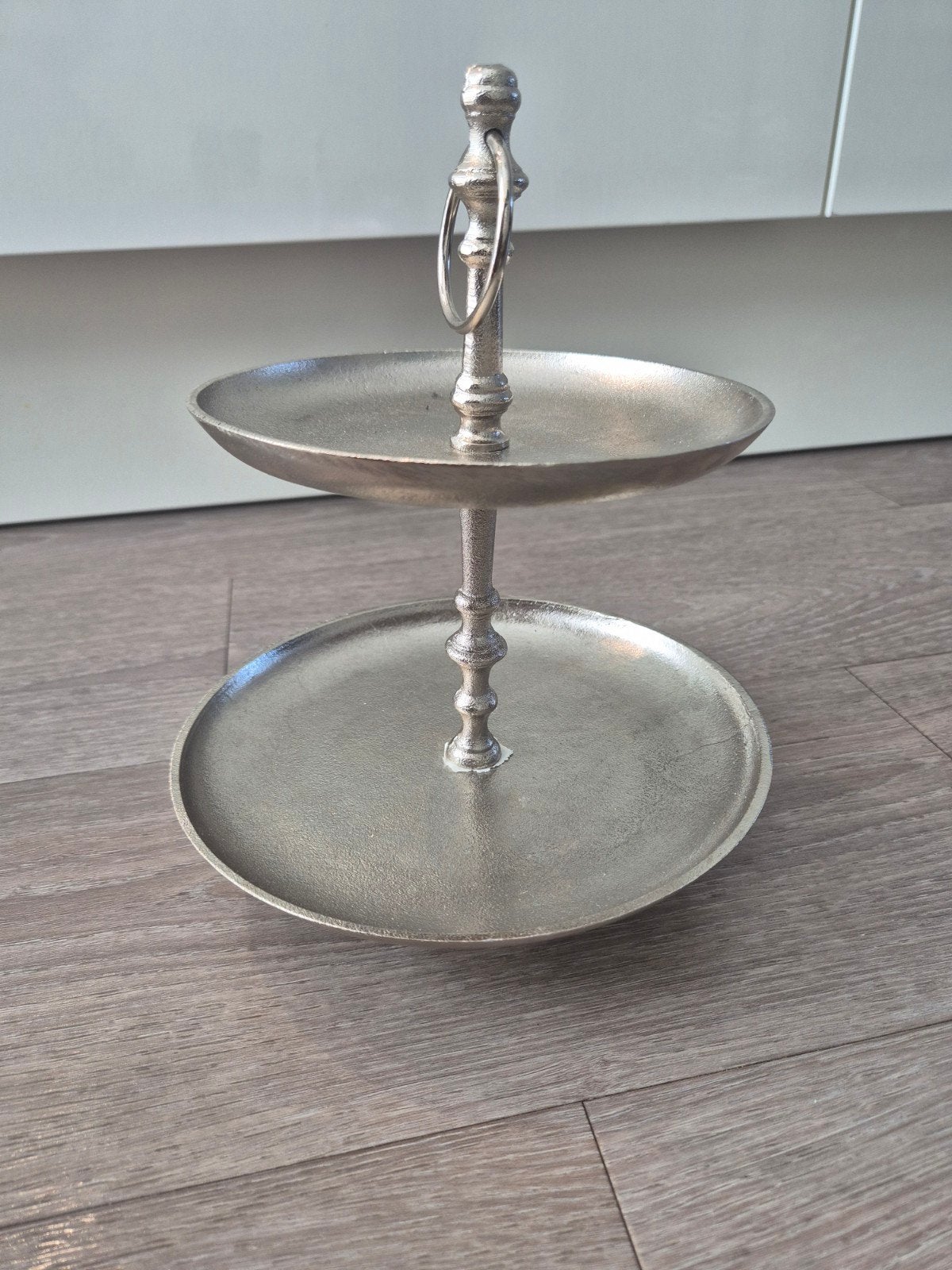 Zilverkleurige etagère met twee lagen, Huis en Inrichting, Woonaccessoires | Etagères, Ophalen of Verzenden, Gebruikt, Etagère