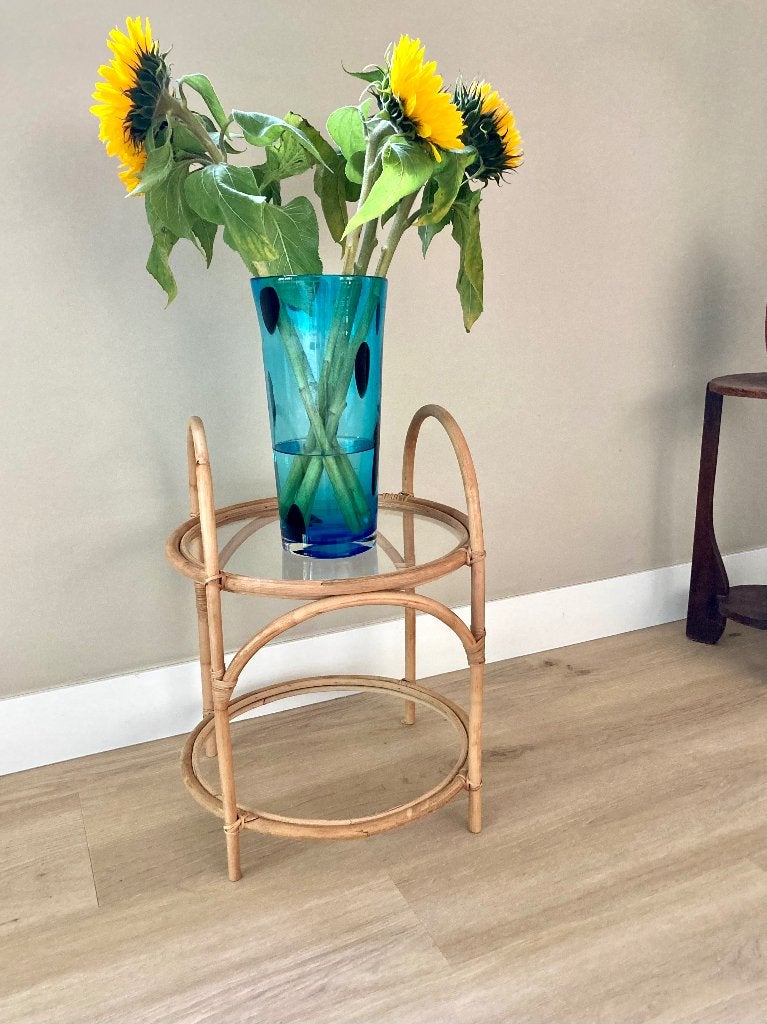 Eenvoudig rotan tafeltje met rond glazen blad., Huis en Inrichting, Tafels | Bijzettafels, 45 tot 60 cm, Minder dan 55 cm, Gebruikt