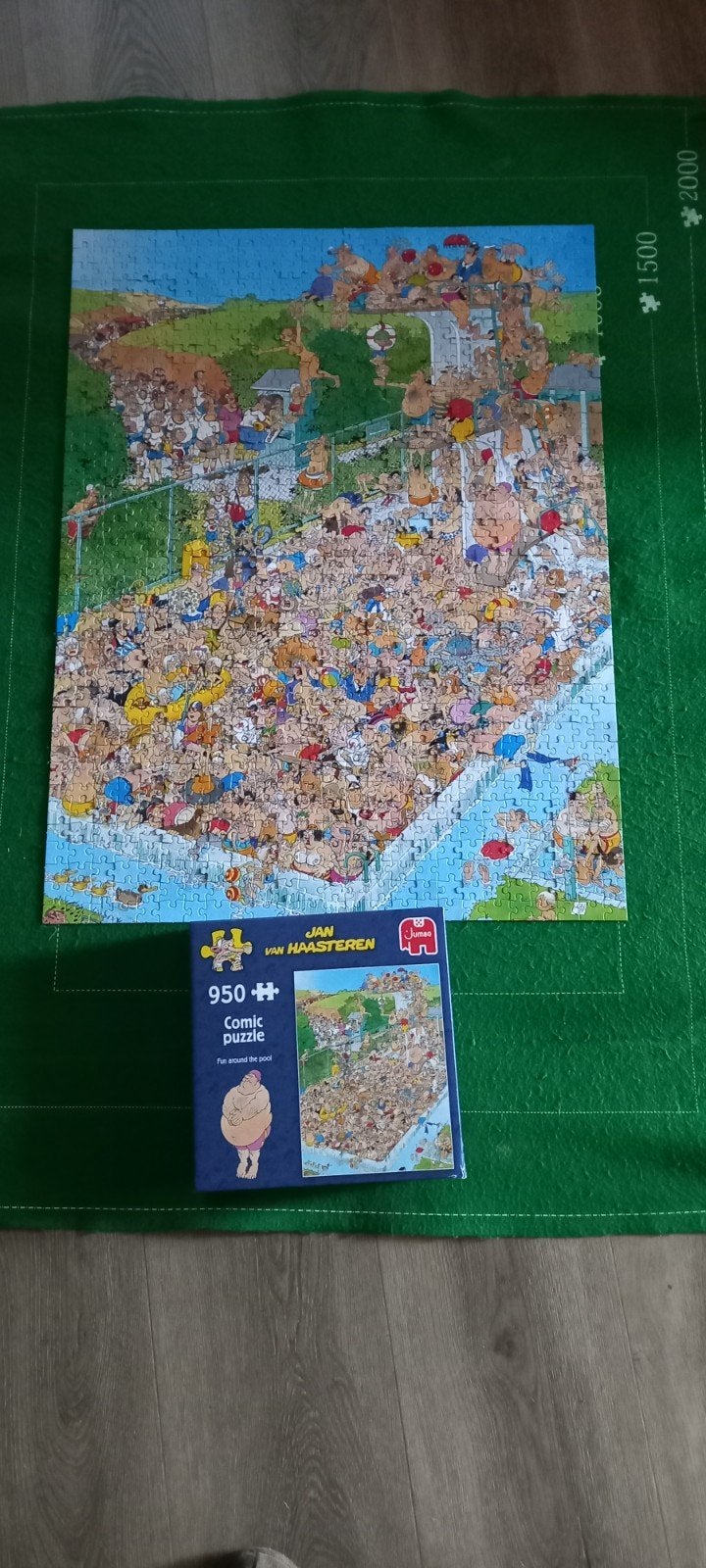 Jan van Haasteren - Fun around the pool (950 stukjes), Ophalen of Verzenden, 500 t/m 1500 stukjes, Zo goed als nieuw, Legpuzzel