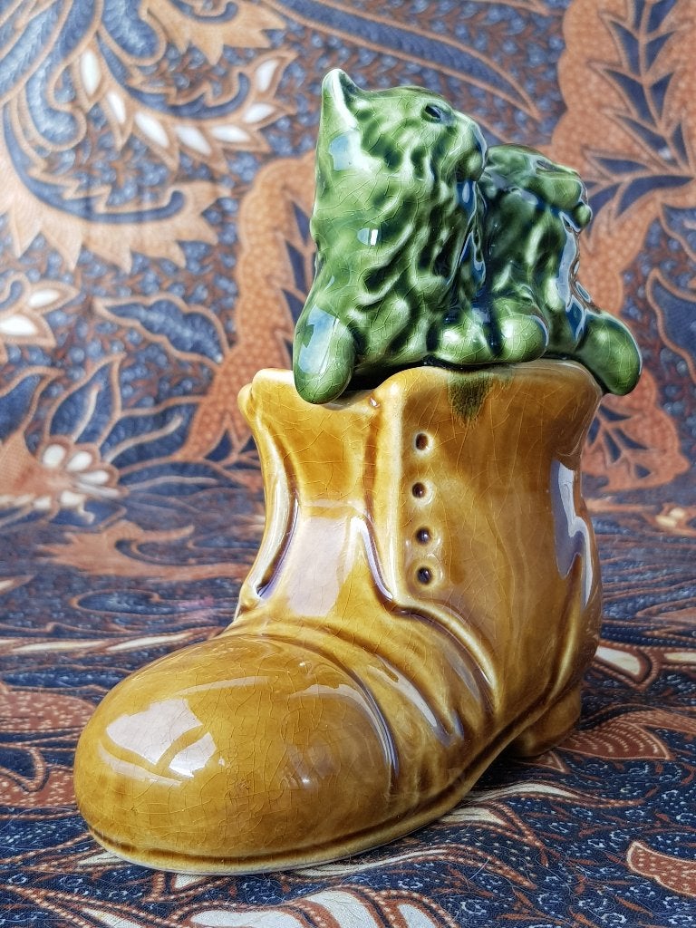 Mooi oud SylvaC vaasje uit Engeland met poezen in een schoen, Ophalen of Verzenden