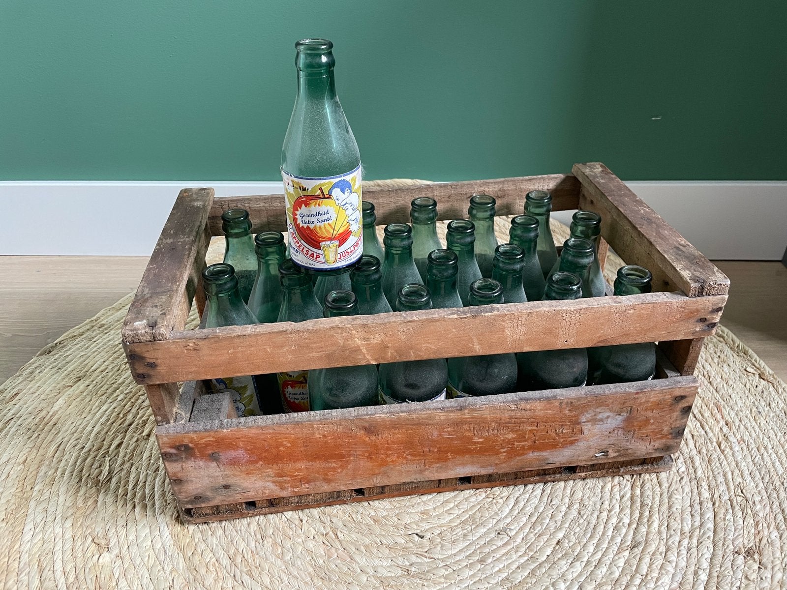 Vintage houten flessenkrat met 24 oude glazen flesjes, Antiek en Kunst, Curiosa en Brocante, Ophalen