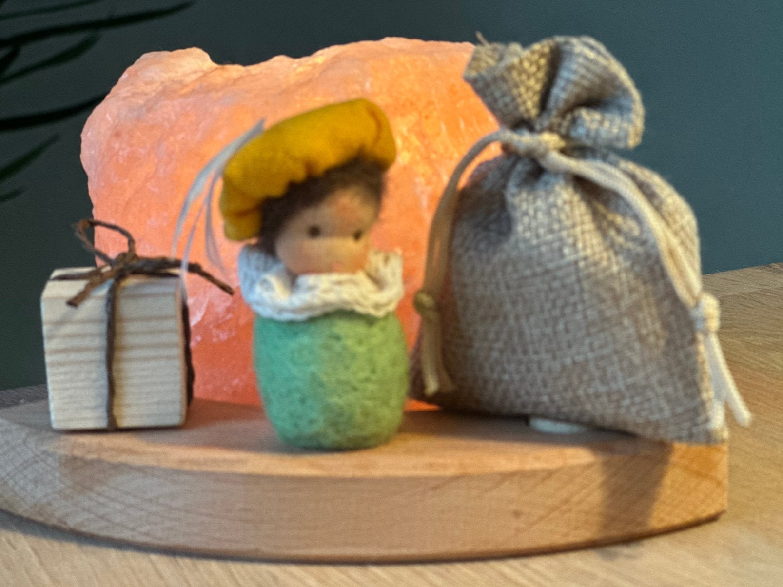 Piet met kadootje en zak van Sinterklaas grimms steker ring, Ophalen of Verzenden, Nieuw, Figuurtje(s), Wolvilt