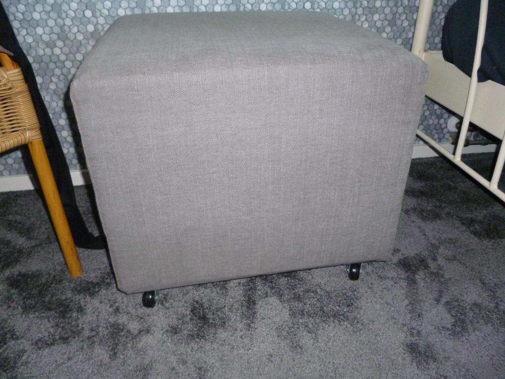2 grijze poefjes/voetenbankjes, Huis en Inrichting, Banken | Voetenbanken en Poefen, Ophalen, Minder dan 50 cm, Gebruikt, Minder dan 50 cm