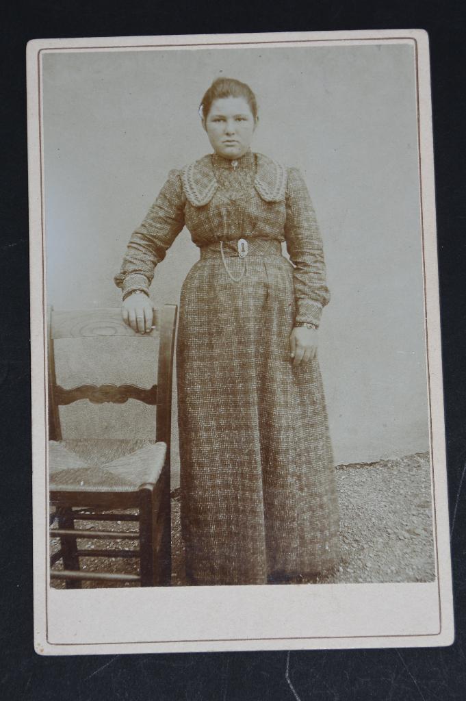 Grote antieke portret foto vrouw 1890 kabinetfoto kastkaart, Gebruikt, Verzenden, Foto, Voor 1940