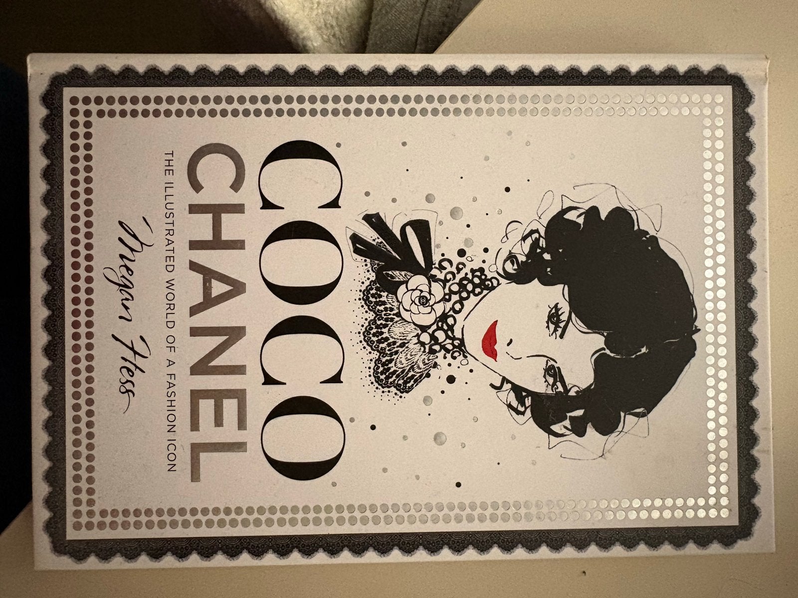 Coco Chanel: The Illustrated World of a Fashion Icon, Boeken, Ophalen of Verzenden, Zo goed als nieuw, Couturiers
