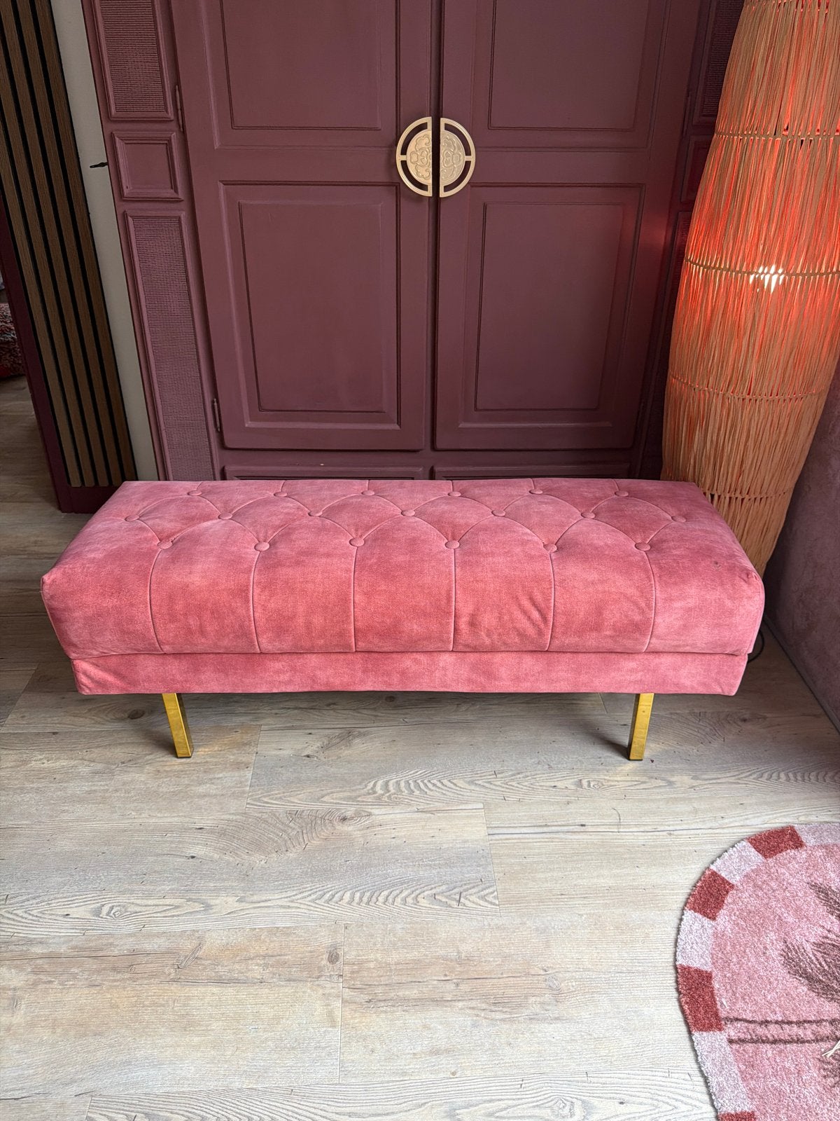 Roze fluwelen bankje met gouden poten, Huis en Inrichting, Ophalen, 100 tot 125 cm, Zo goed als nieuw, Stof