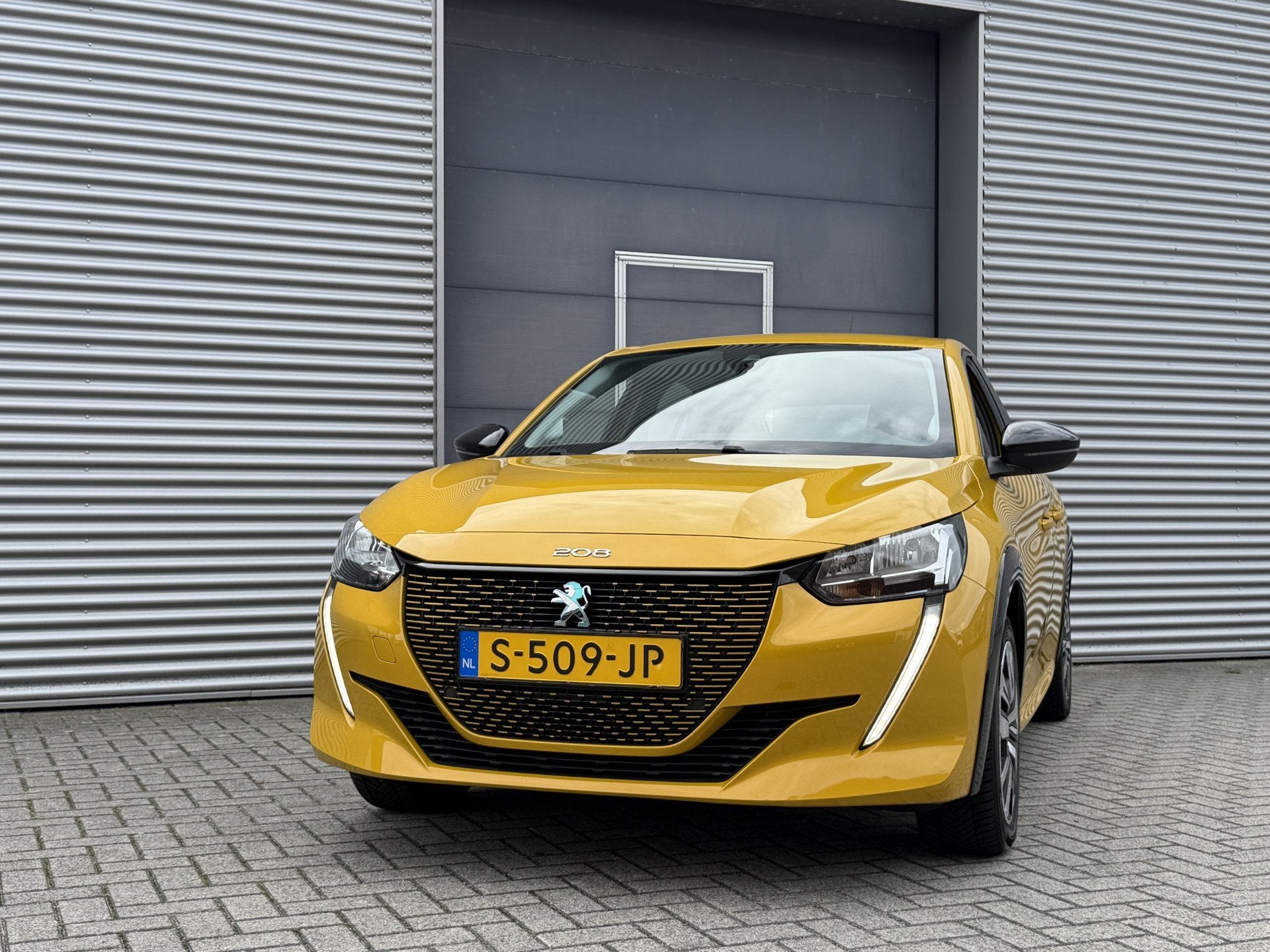 Peugeot e-208 EV Active 50 kWh I Carplay I Navi I SOH 100%, Dealer onderhouden, Gebruikt, Zwart, 24 min