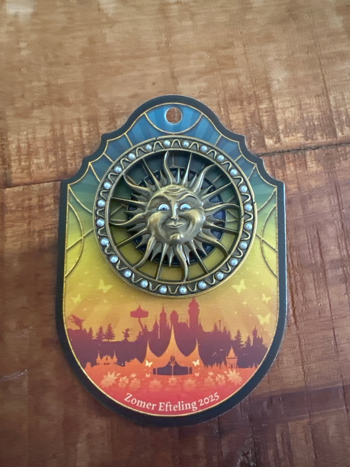 Efteling Zomer 2025 Pin - Zon met Efteling skyline, Ophalen, Nieuw, Button of Speldje