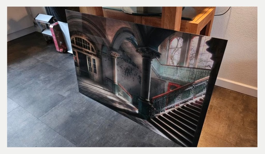 Glas schilderij van oude binnenplaats met trap, Ophalen, Zo goed als nieuw, 100 tot 125 cm, Schilderij