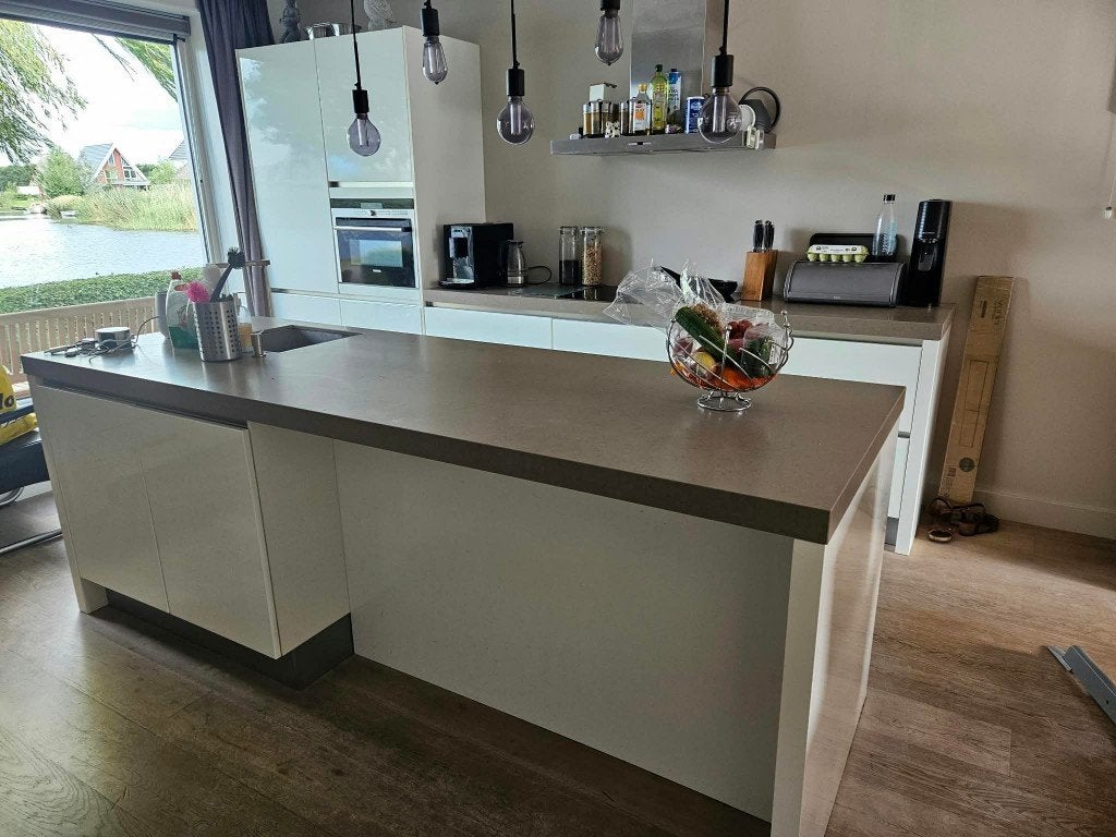 Mooie, grote witte, hoogglans keuken met eiland, Ophalen, Greeploos, Wit, Overige typen