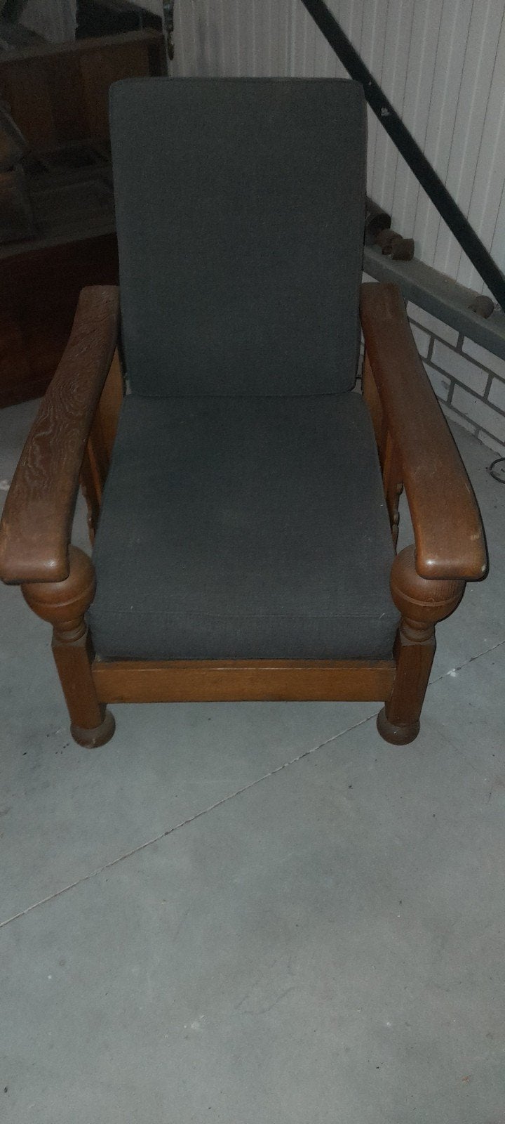 Degelijke rookstoel met comfortabele kussens, Ophalen