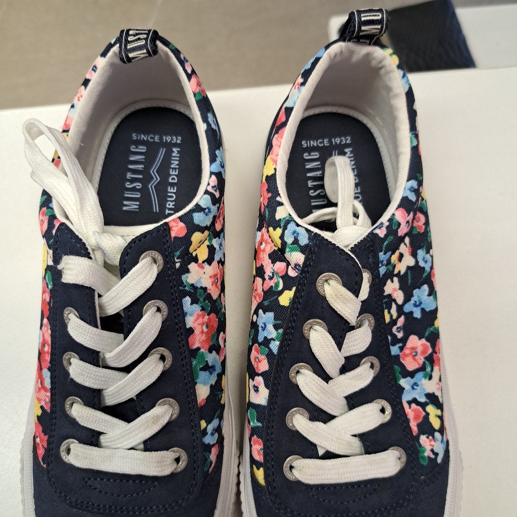 Mustang gympen donkerblauw + gekleurde bloemen 41 nr 48185, Kleding | Dames, Schoenen, Blauw, ., Ophalen of Verzenden, Mustang
