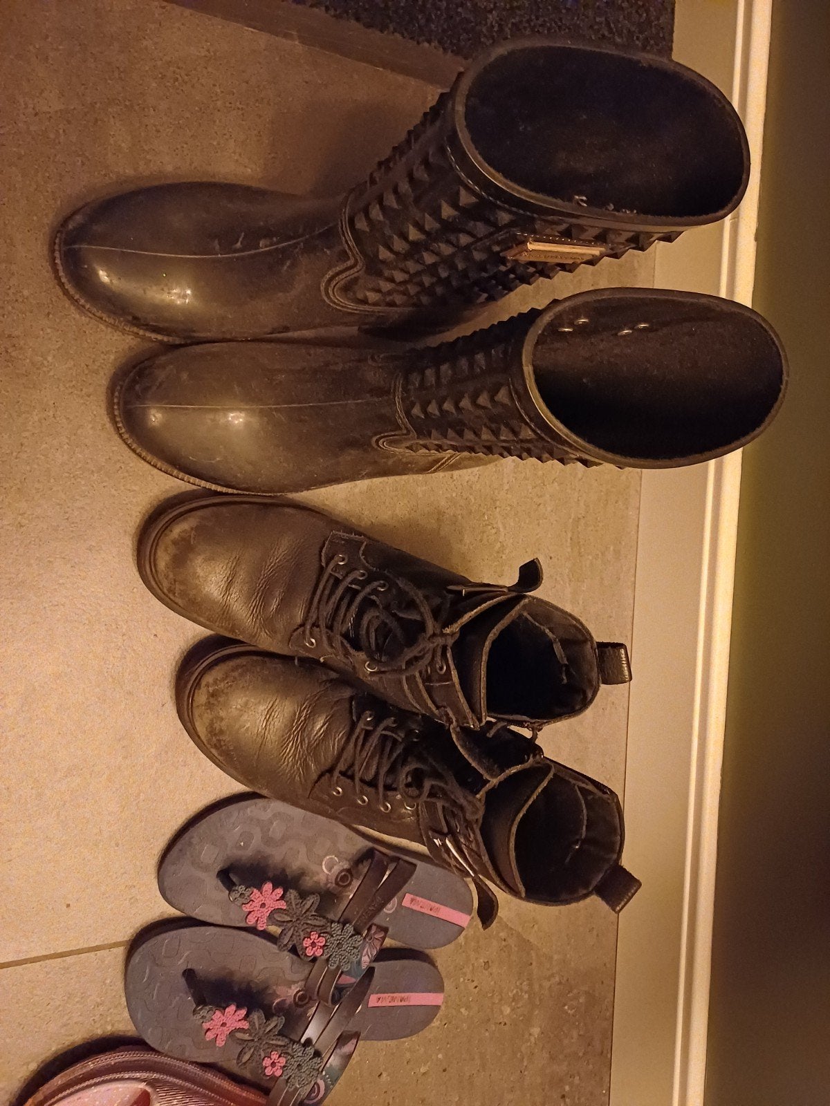Diverse schoenen: slippers, gymschoenen en laarzen, Ophalen