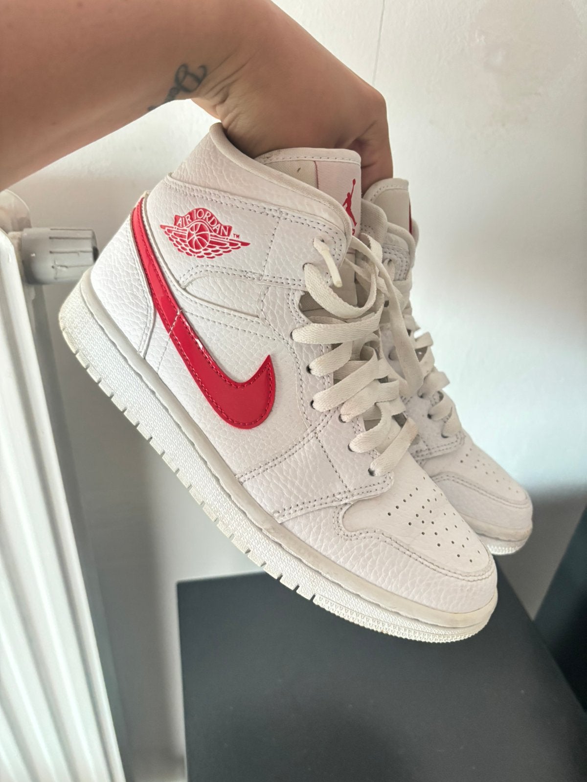 Nike Air Jordan 1 Mid 11 White University Red 37,5, Sport en Fitness, Basketbal, Ophalen of Verzenden, Zo goed als nieuw, Schoenen
