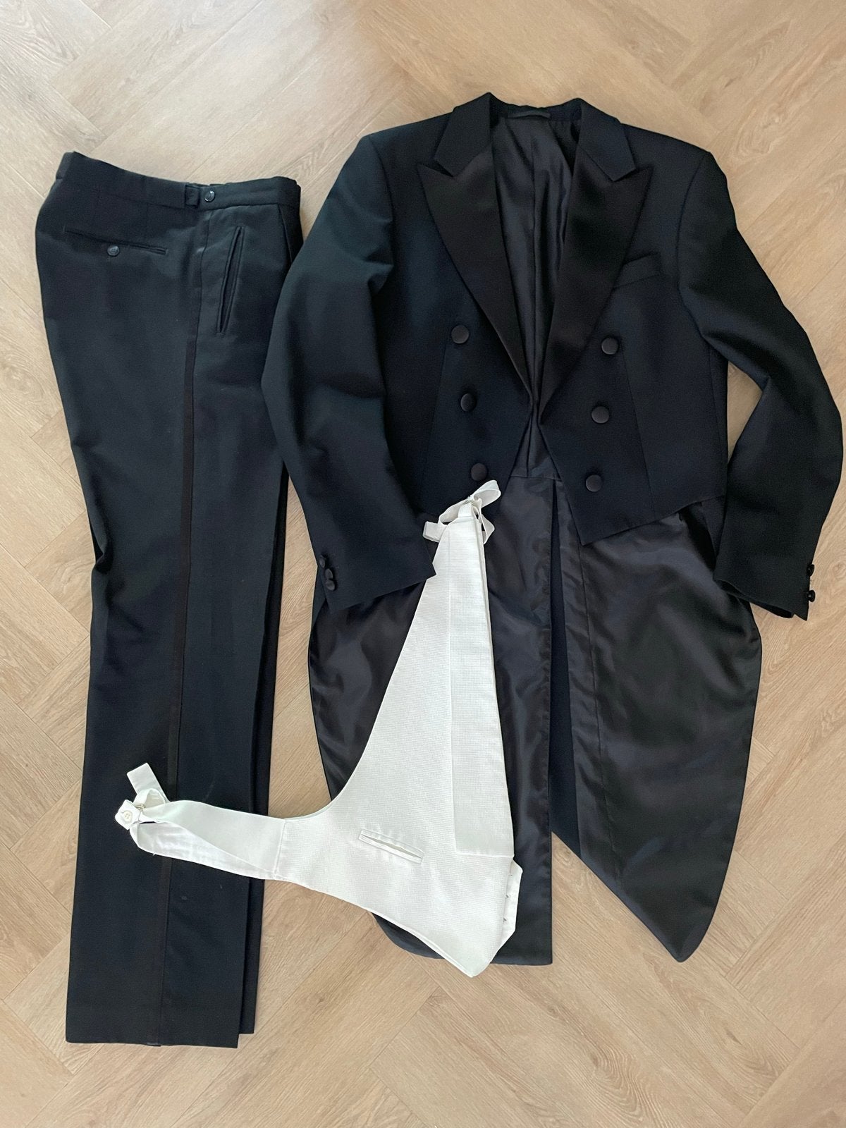 Gala rokkostuum met pantalon en wit rokgilet, Ophalen of Verzenden, Gedragen, Maat 48/50 (M), Zwart