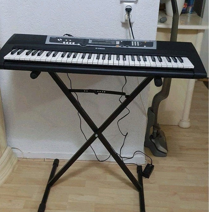 Yamaha PSR-E213 Keyboard standaard, Muziek en Instrumenten, Ophalen, 61 toetsen, Yamaha, Zo goed als nieuw