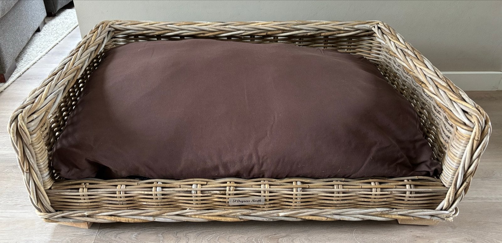 Rotan Hondenmand incl. kussen van 51 Degreed North, Dieren en Toebehoren, Ophalen, Zo goed als nieuw