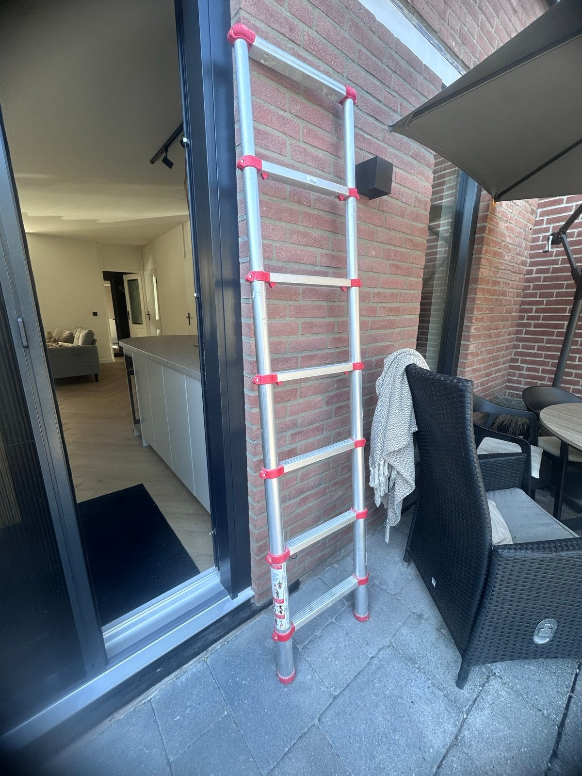 Uitschuifbare ladder - Handig en compact, Doe-het-zelf en Verbouw, Ladders en Trappen, Ophalen of Verzenden, Zo goed als nieuw