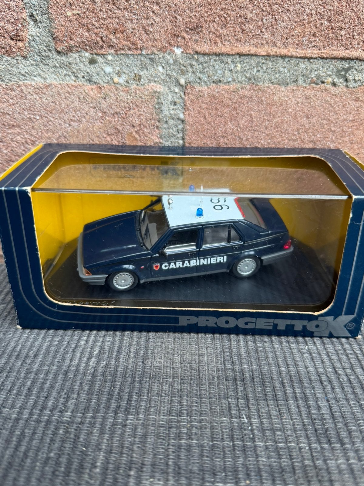 1:43 Orogetto K Alfa Romeo 75 carabinieri **zeldzaam**, Hobby en Vrije tijd, Ophalen of Verzenden, Zo goed als nieuw, Auto, Overige merken