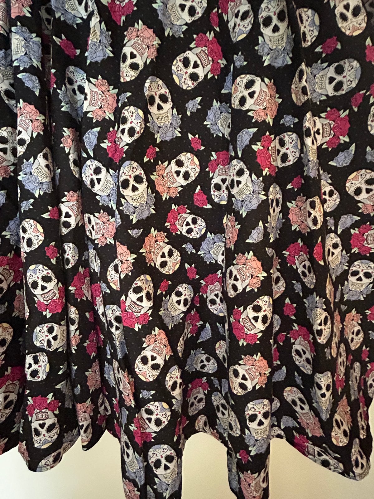 Hell Bunny jurk met doodshoofden en rozen, maat L, Kleding | Dames, Zwart, Maat 42/44 (L), Ophalen of Verzenden, Zo goed als nieuw