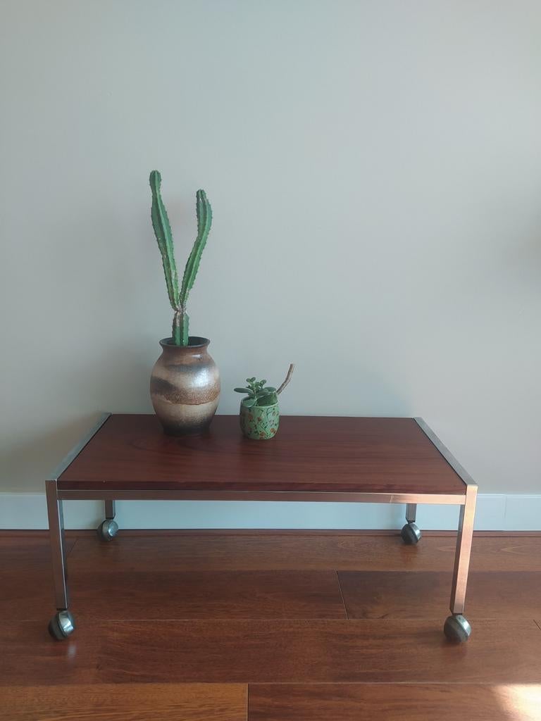 Vintage tafeltje op wieltjes teak met aluminium, Antiek en Kunst, Ophalen of Verzenden