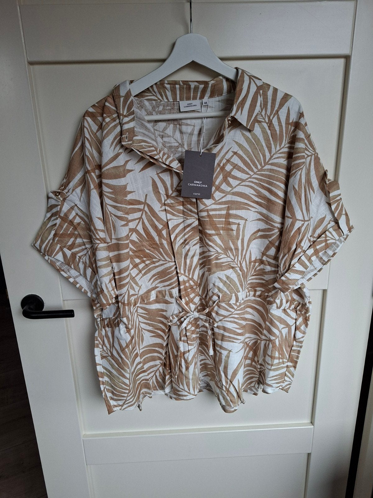 ONLY Carmakoma blouse met palmbladprint - Nieuw, Kleding | Dames, Beige, Maat 46/48 (XL) of groter, Nieuw, Ophalen of Verzenden