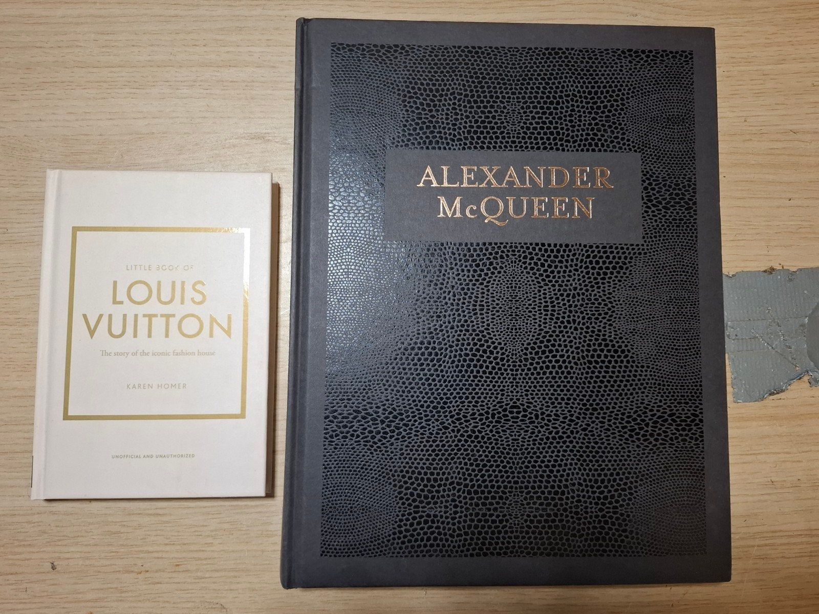 Little Book of Louis Vuitton & Alexander McQueen, Ophalen of Verzenden, Zo goed als nieuw, Couturiers, Karen Homer
