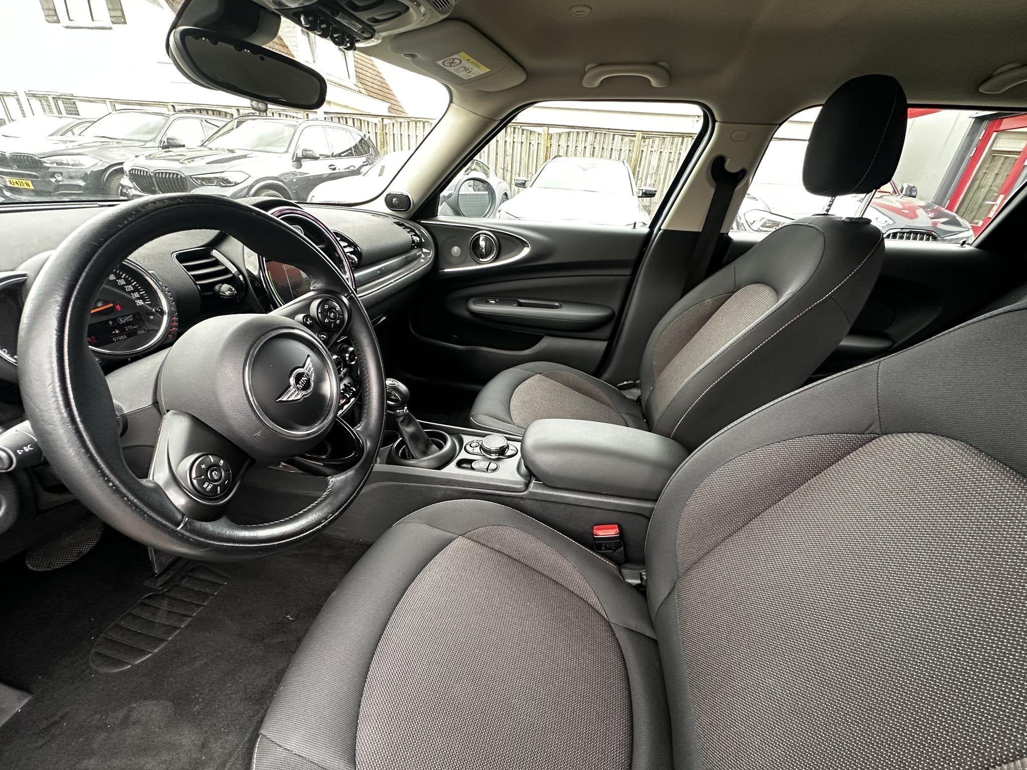 MINI Clubman 1.5 Cooper Pepper Serious Business, Auto's, Dealer onderhouden, Gebruikt, Blauw, Origineel Nederlands