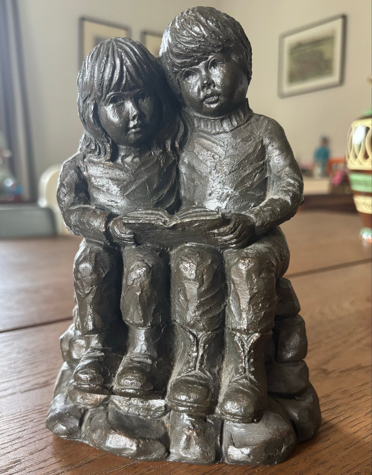 Lezende jongen en meisje - Geert Kunen, Groep mensen, Minder dan 20 cm, Ophalen of Verzenden, Gemerkt