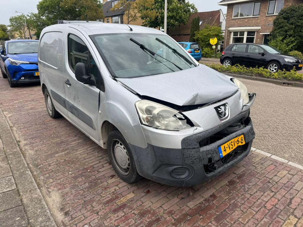 Peugeot partner 1.6 HDI 2012 Schade /zie foto, Auto's, 1995 cc, 4 cilinders, Bedrijf, 2 stoelen