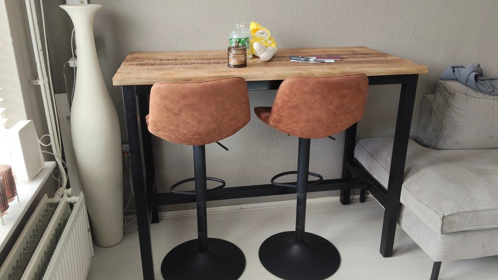 Industriële mangohouten bartafel met bar krukken(bieden mag), Ophalen, Zo goed als nieuw