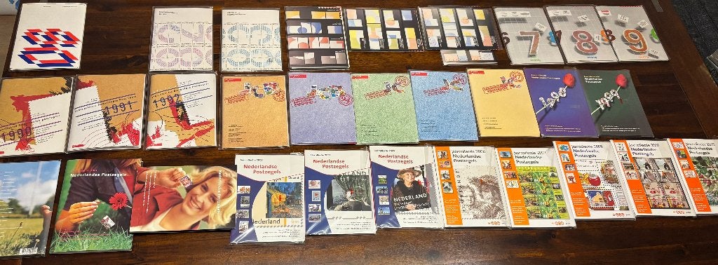 29x Postzegel Jaarcollecties, Postzegels en Munten, Ophalen of Verzenden
