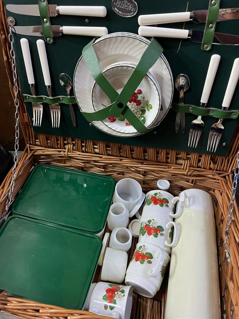 Vintage Brexton Picknickmand met Aardbeien Servies, Ophalen, Gebruikt