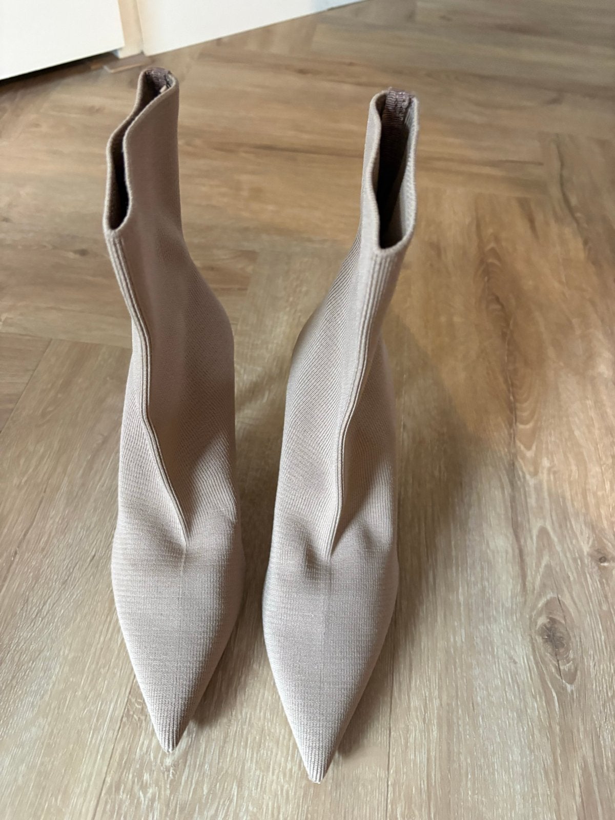 Zara gebreide enkellaarsjes met hak - Maat 37, Kleding | Dames, Schoenen, Ophalen of Verzenden, Gedragen, Beige, Lage of Enkellaarzen