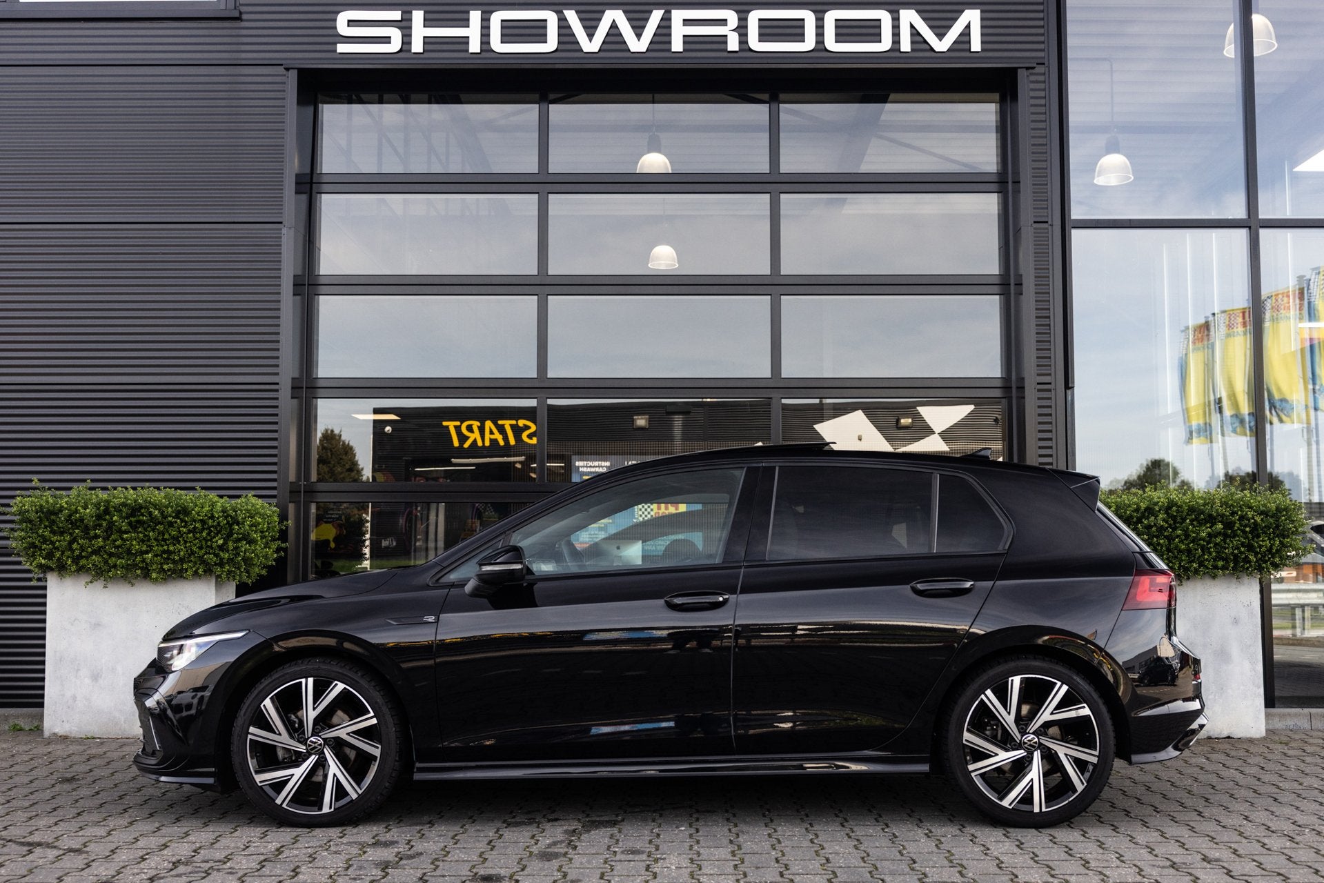 Volkswagen Golf 1.5 eTSI 3 x R-Line, Pano, Sfeer, ACC, Stuur, Dealer onderhouden, 4 cilinders, 150 pk, Zwart