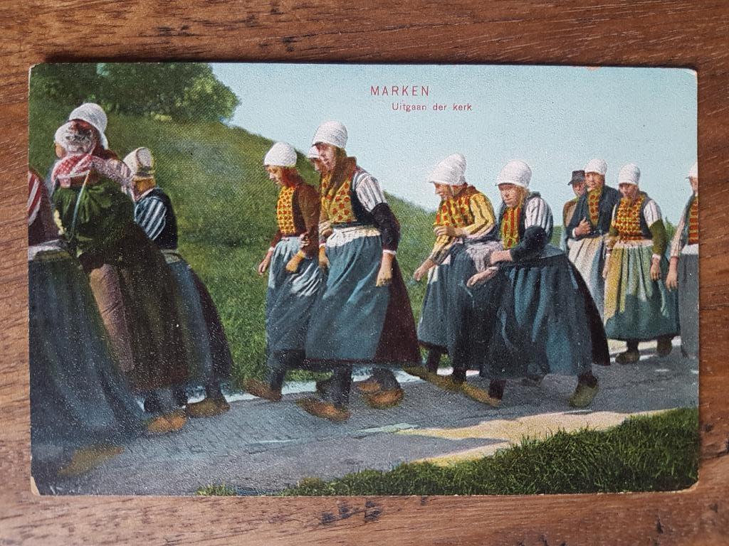 Ansichtkaart Marken Uitgaan der kerk Klederdracht, Ophalen of Verzenden, Voor 1920, Ongelopen, Noord-Holland