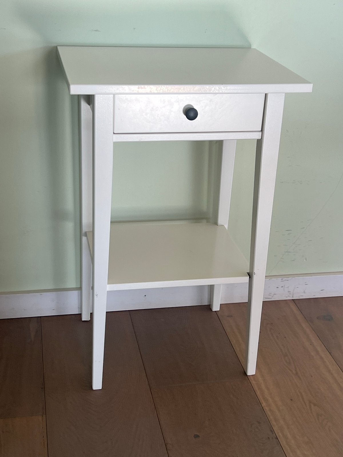 Wit nachtkastje met lade en plankje, Minder dan 55 cm, Gebruikt, Ophalen of Verzenden, 60 cm of meer