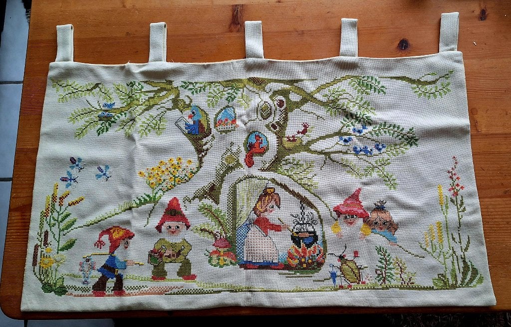 De Vrolijke Wilg handgeborduurd wanddecoratie kleed., Wandkleed, Ophalen of Verzenden, Zo goed als nieuw, 75 cm