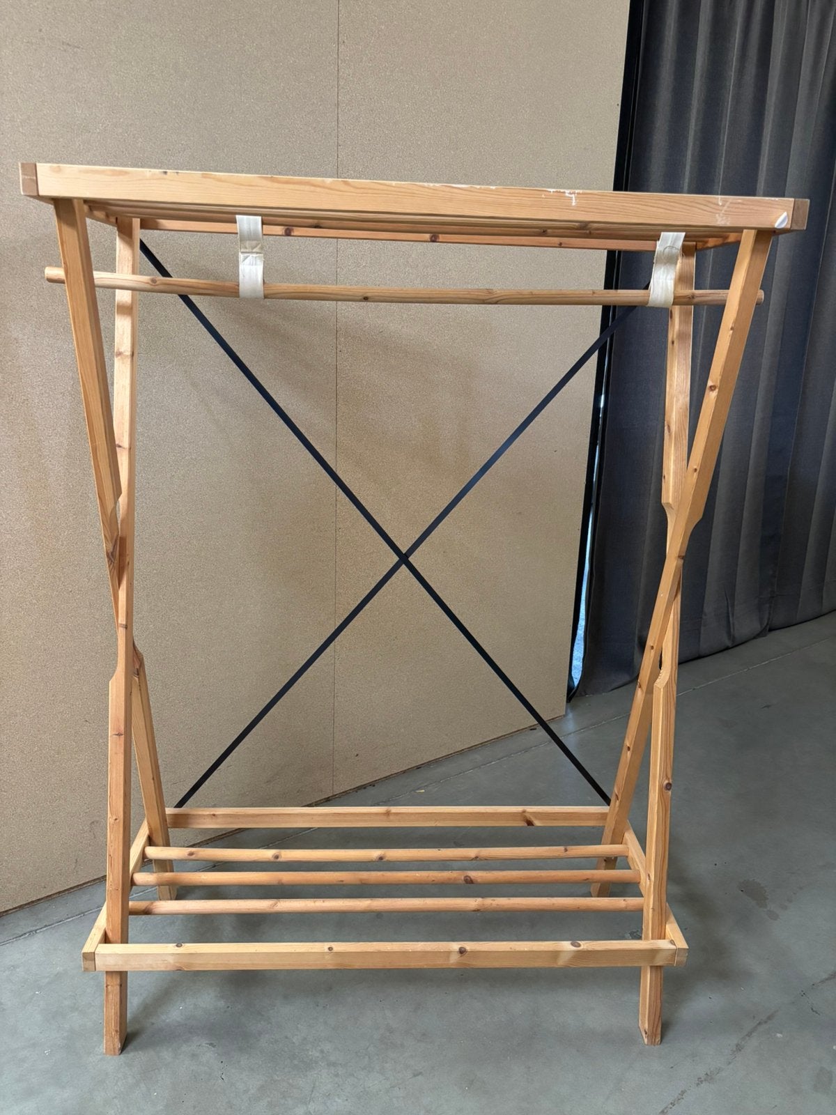 Houten kledingrek, Ophalen, Studio Larilo, Studiolarilo@gmail.com, Zo goed als nieuw
